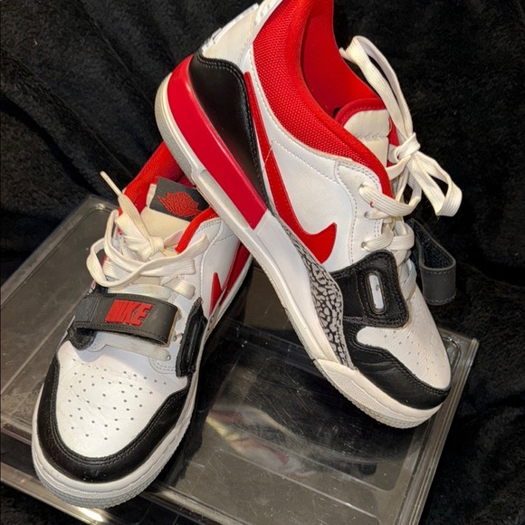 Nike Red and Black Sneakers Classic Low-Top Design - Picture 13 of 13